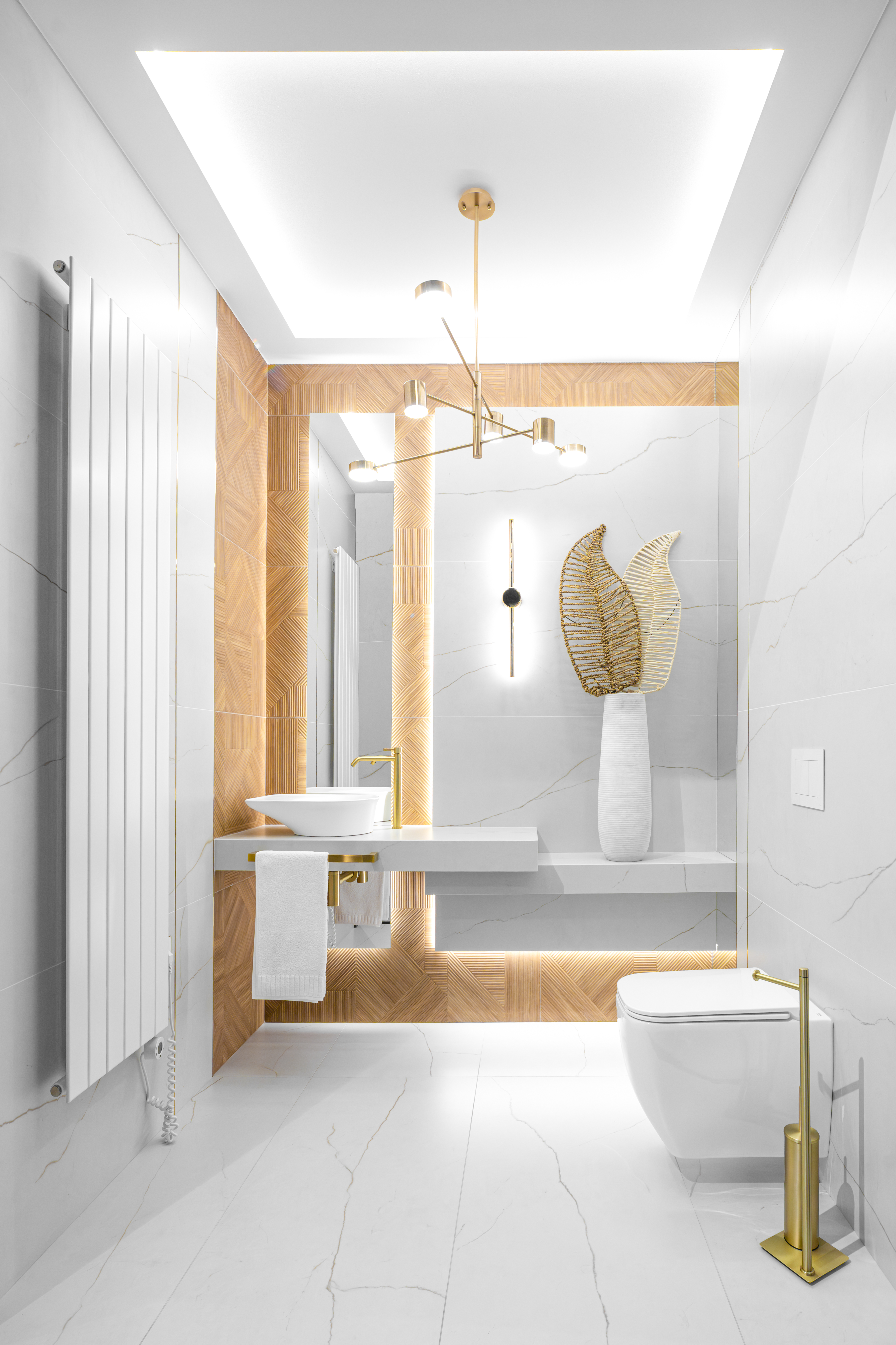 Geometryczna perfekcja w marmurze i drewnie [BB19]