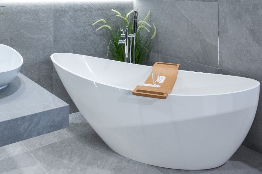 Wanna wolnostojąca z wydłużonym oparciem.