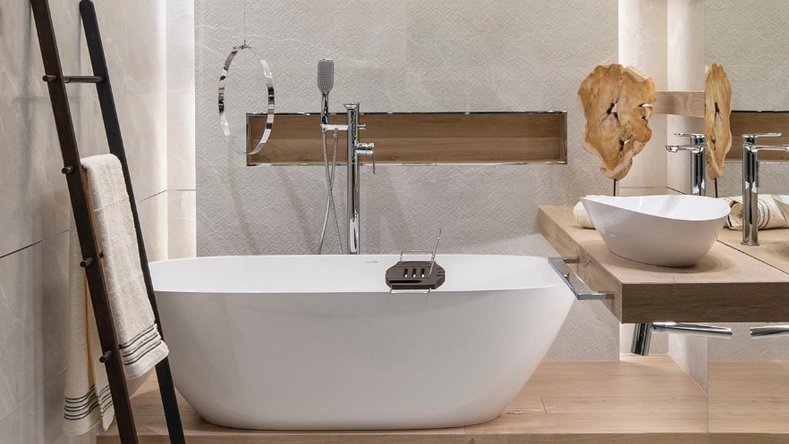 Wanna wolnostojąca w małej łazience.