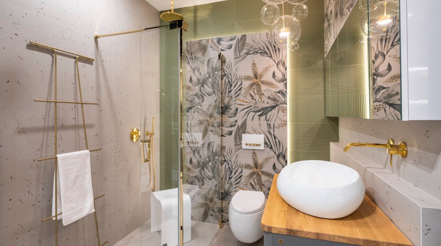 Łazienka dla seniora z prysznicem typu walk-in i siedziskiem.