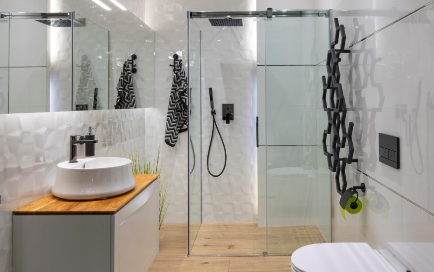 Klasyczna biała łazienka z elementami drewna z kabiną typu walk-in.