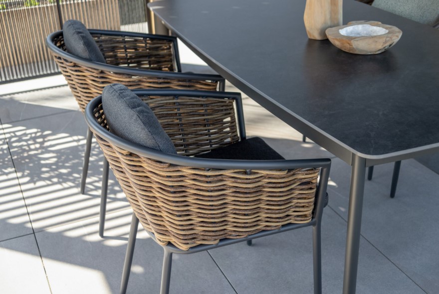 Technorattanowe krzesło ogrodowe z szarym siedziskiem