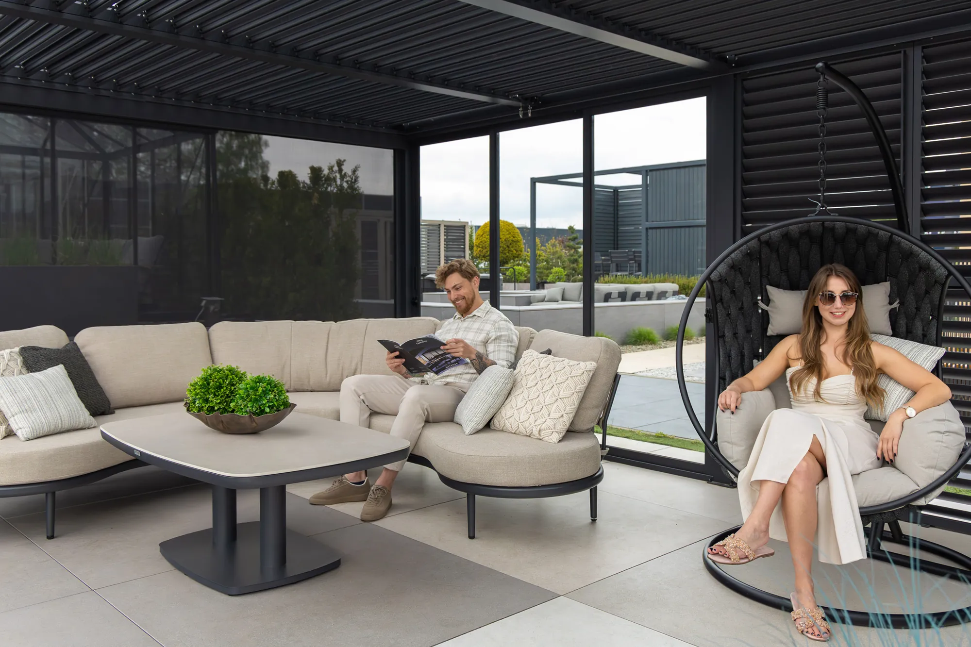  pergola-bioklimatyczna-sofa-narozna-fotel-wiszacy