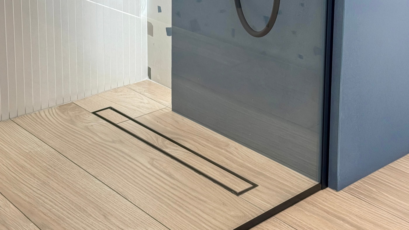 Jak wyczyścić odpływ liniowy? Sprzątanie kabiny walk-in