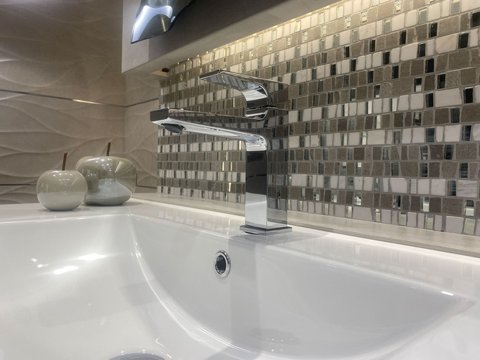 Faucet s nízkým chromovým washbasinem