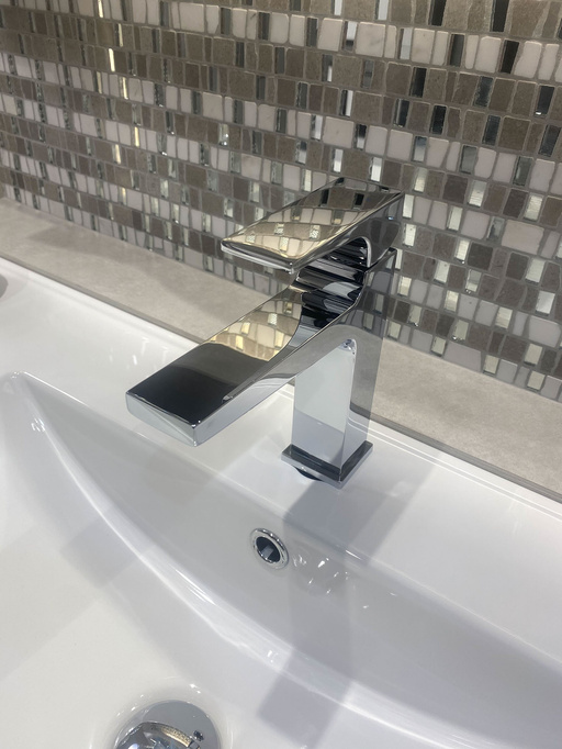 Faucet s nízkým chromovým washbasinem
