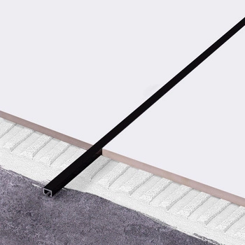 Černý dekorativní pás